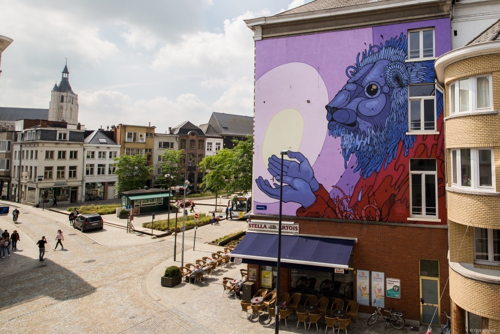 Een muurschildering van Gijs op de hoek van de Korenmarkt en Adegemstraat