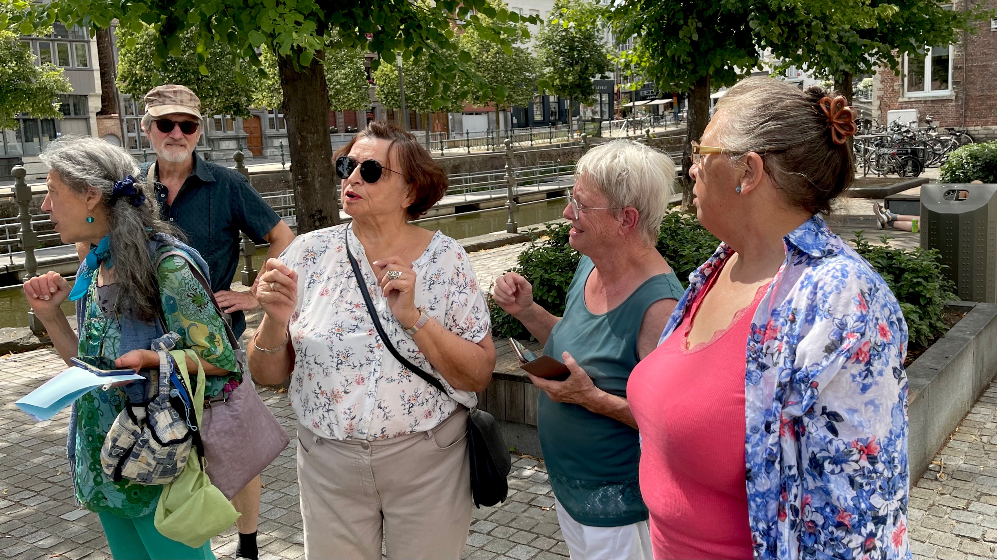 groep personen rond standbeeld