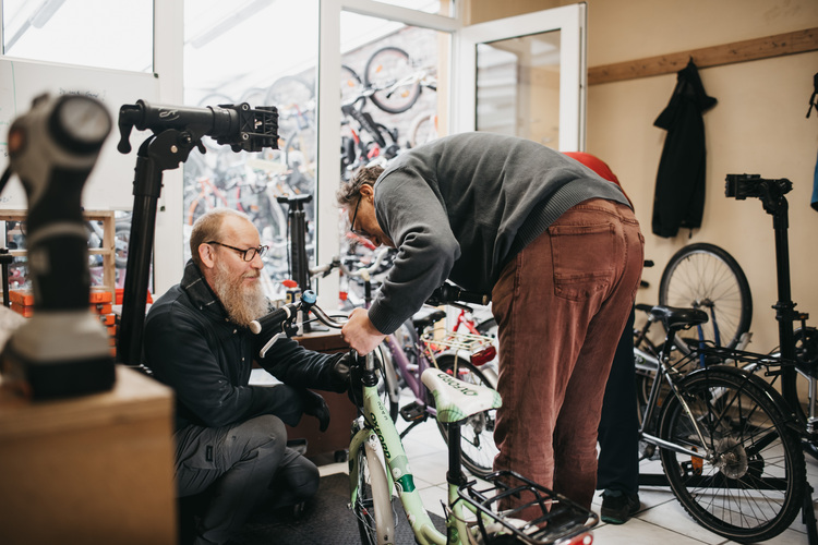 vrijwilligers in de Fietsbieb