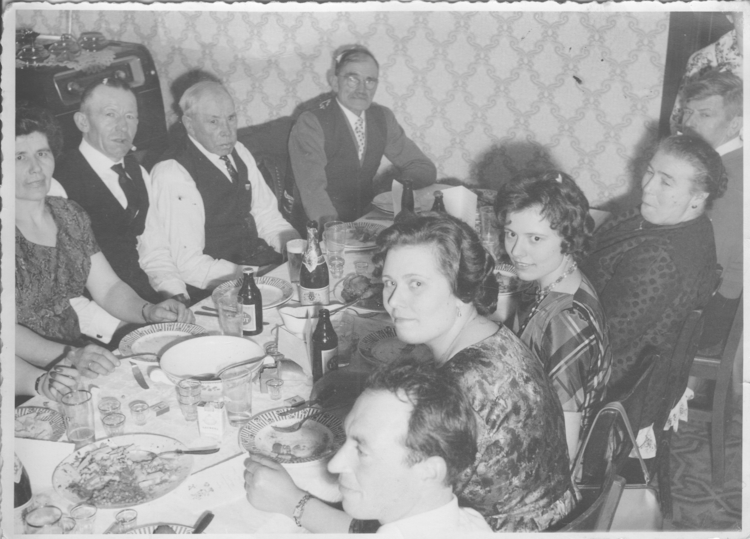 familie aan tafel op trouwfeest