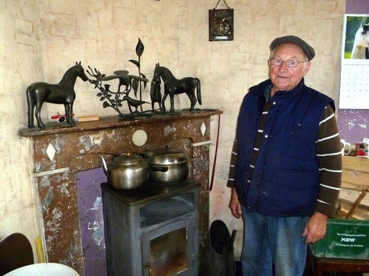 man met ijzeren smeedwerk