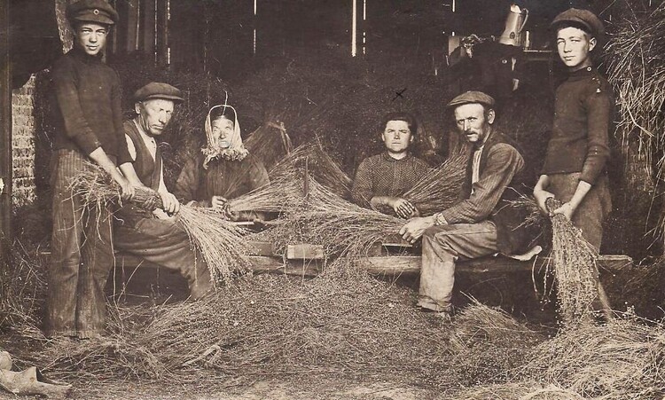 familie in schuur