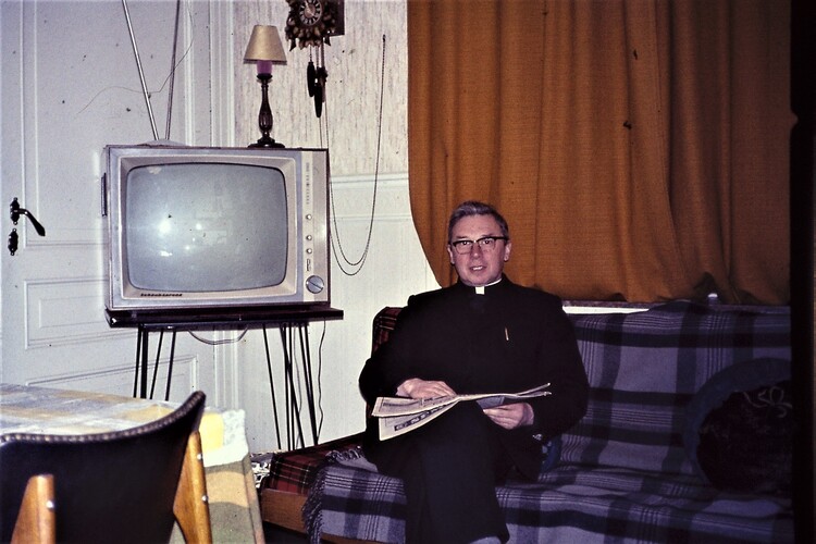 pastoor in woonkamer