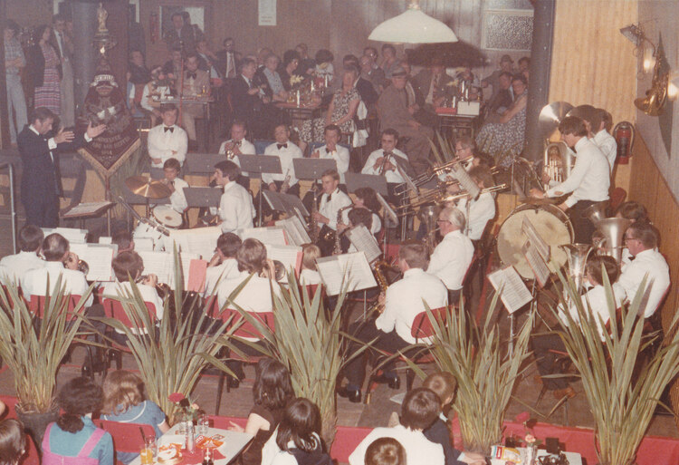 fanfare in café