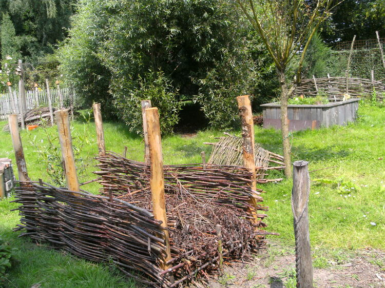 Een takkenril in de kringlooptuin