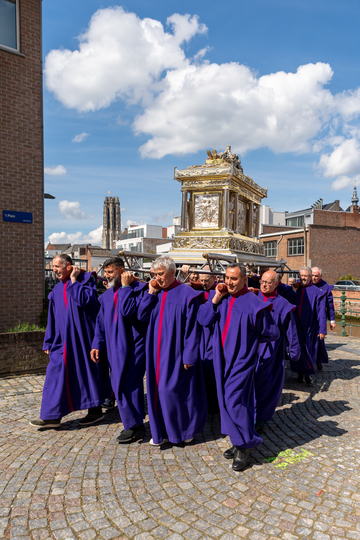 Schrijndragers dragen het schrijn van Rumoldus door de straten tijdens de Hanswijkprocessie