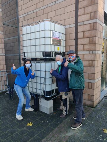 Installatie van twee regenwatertonnen