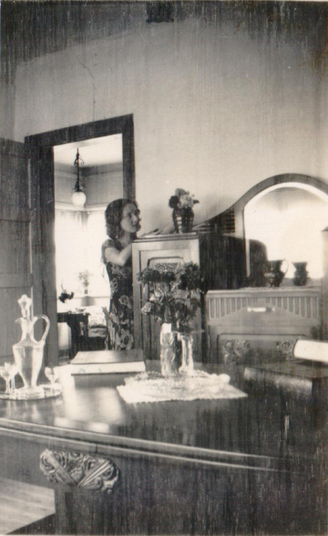 vrouw in woonkamer