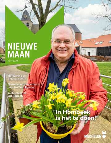 Schooldirecteur Dirk staat met paasbloemetjes in zijn hand op het dorpsplein van Hombeek.