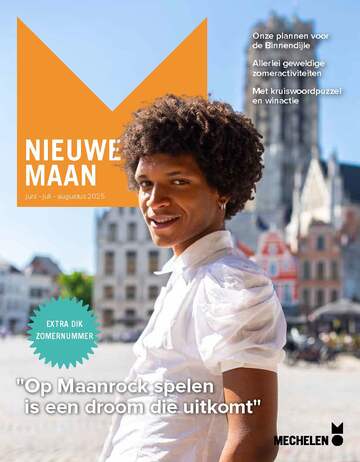 Een jongen staat op de Grote Markt en kijkt glimlachend in de lens