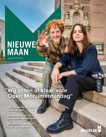 Een man en een vrouw zitten op de trappen van Het Predikheren en kijken lachend in de camera. 