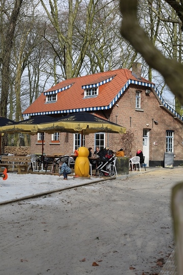 Eetcafé t'ASS en het zonnige terras bij de speeltuin.