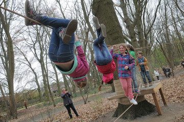 Kinderen spelen buiten op een verjaardagsfeestje.