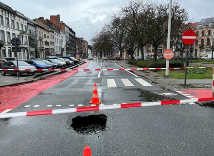 Waterlek veroorzaakt verzakking op kruispunt Leopoldstraat