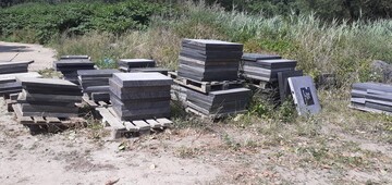 Oude grafstenen en kasseien te koop