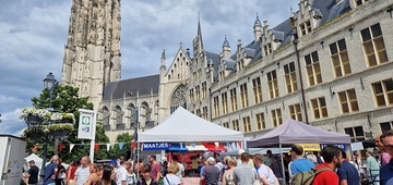 Verplaatste kramen zaterdagmarkt tijdens kermis