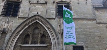 Vlag van Mayors for Peace wappert aan stadhuis