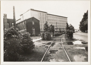 ©Regionale Beeldbank. Een archiefbeeld van de voorzijde van de nieuwe vleugel van het Stedelijk Gasthuis, 1973.