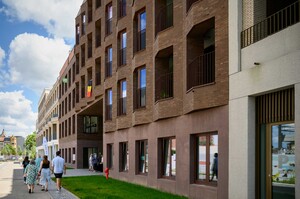 &copy;posi-tief. In juni was er een groot buurtfeest voor de (nieuwe) bewoner van Komet. Ze klonken op de vooruitgang en op elkaar.