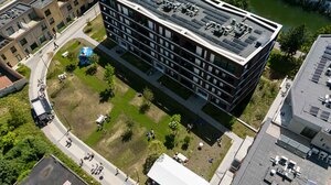 &copy;posi-tief. In juni was er een groot buurtfeest voor de (nieuwe) bewoner van Komet. Ze klonken op de vooruitgang en op elkaar.
