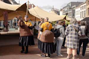 Ommegangspaardjes op de Veemarkt met vrijwilligers van Reuzen Mechelen