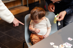 Een kindje laat een beestige plaktattoo zetten in het Predikheren tijdens Erfgoeddag