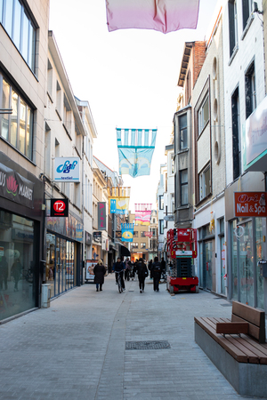 Een afgewerkte Geitestraat met meer rustplaatsen voor shoppers.