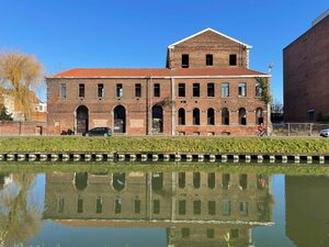 De oude postzegeldrukkerij krijgt een nieuwe functie als modern kantoorgebouw.