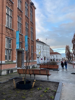 Op het Hoogstratenplein kunnen passanten ook even uitrusten op een van de bankjes. 