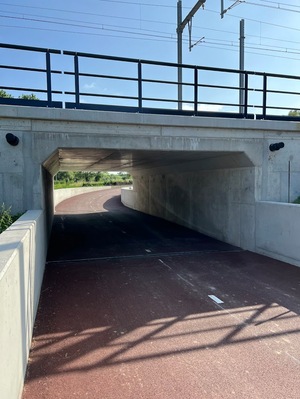 De nieuwe fietstunnel van Infrabel creëert veiligere situaties. 