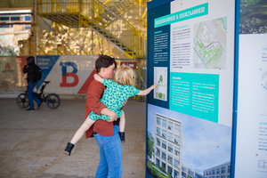 De infokiosk van Ragheno bevindt zich aan de achterzijde van het station. 