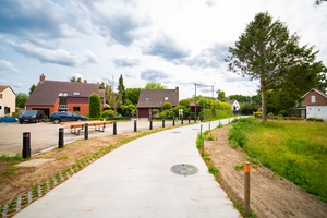 De strook grasbetontegels naast de weg zorgen ervoor dat verkeer elkaar nog steeds veilig kan kruisen. En tegelijkertijd laat dit toe om extra ruimte te ontharden. 