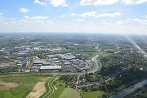 Boven de kronkelende Dijle liggen Mechelen Noord II en I, van elkaar gescheiden door de E19