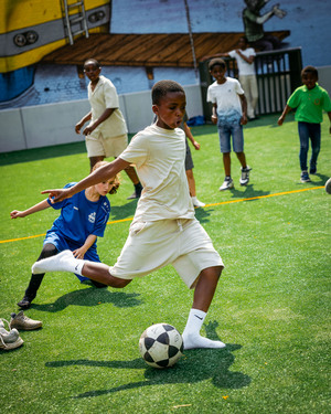 Kinderen kunnen zich uitleven op het nieuwe voetbalveld. Tijdens het openingsfeest was er al een eerste toernooi.