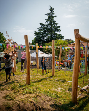Tijdens het openingsfeest werd de vernieuwde speeltuin al goed getest. 