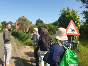 In het weekend van 27 mei wandelde kunstenares Anne Daems met Muizenaars door het Mechels Broek en de Barebeekvallei. Tijdens de wandeling kwam iedereen meer te weten over de wilde planten en hun eigenschappen, toepassingen en gebruiken. Zo kreeg ook de natuur een stem. 