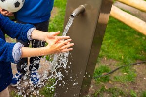 Het regenwater dat op verschillende daken belandt, komt in een regenwaterput van maar liefst 10.000 liter. Iedereen kan deze gebruiken en tijdens warme dagen kan het zelfs als speelelement gebruikt worden. 