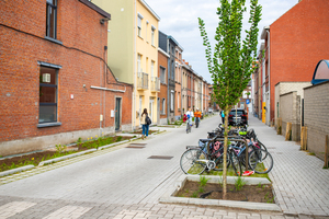 Vroeger was de Paardenkerkhofstraat een van de warmste straten. We focusten daarom op extra ontharding en groen. Dat zal voor meer koelte zorgen tijdens warme zomers.
