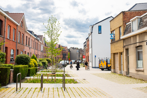 We zorgden ook voor extra fietsnietjes. Om de grond eronder goed bewandelbaar te houden zorgden we voor waterdoorlatende verharding. 