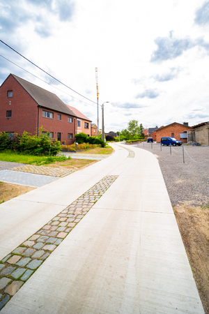 In de Willendriesstraat kwam deels beton, om het comfort van fiets- en autoverkeer te verhogen, en deels een waterdoorlatende verharding.
