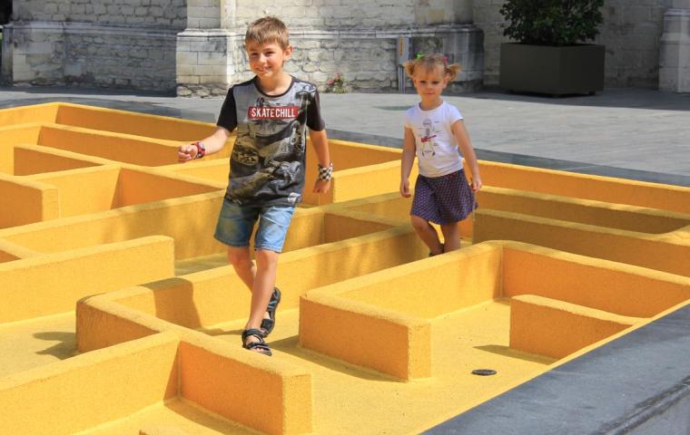 Kinderen spelen in de doolhof aan de Sint-Katelijnekerk