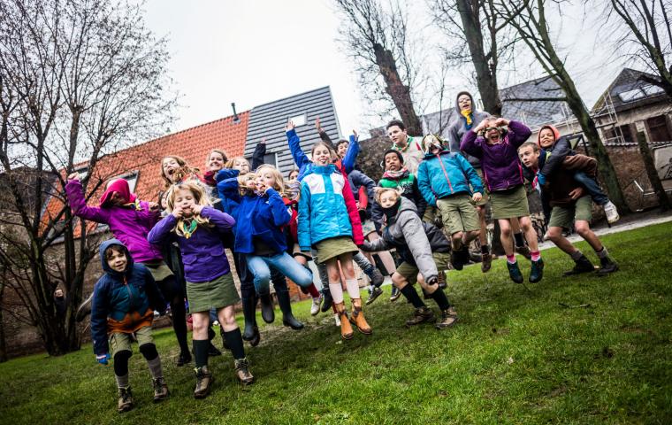 Een groep kinderen amuseert zich op de jeugdbeweging.
