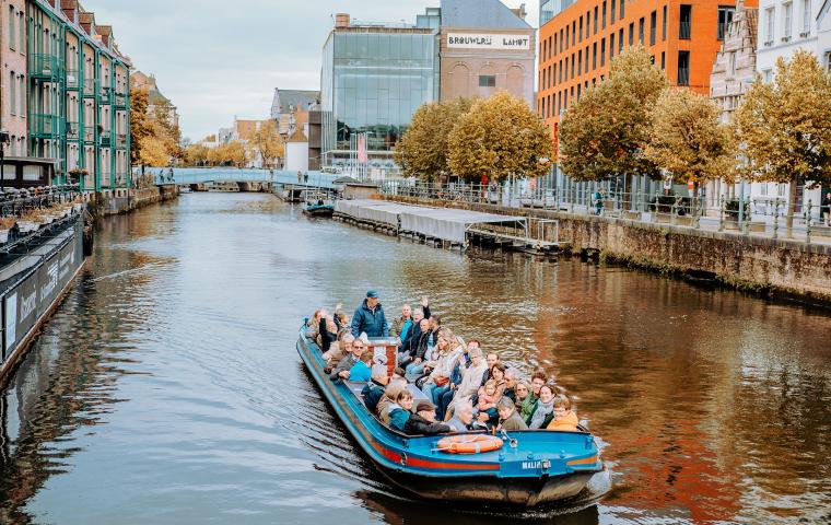 Het bootje vaart op de Dijle richting Keerdok