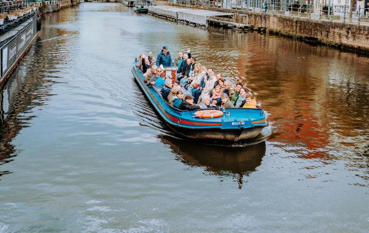 Het bootje vaart op de Dijle richting Keerdok