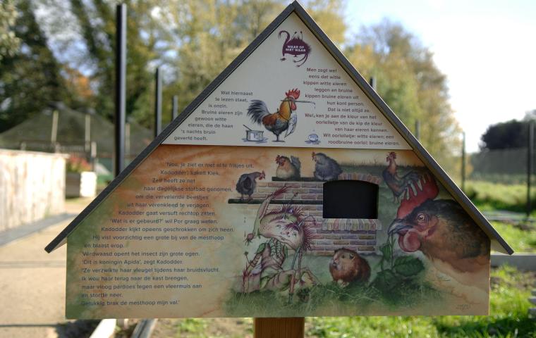Een infozuil voor kinderen van het kadodderpad in het Tivolipark.