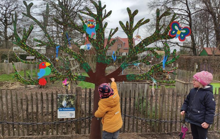 Kinderen hangen hun 'tut' op in de tuttenboom in Tivolipark