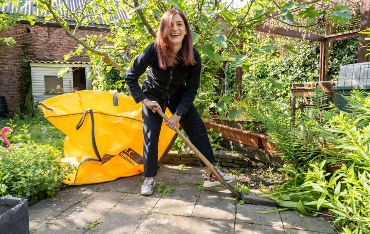 De gratis puinzak in gebruik tijdens het ontharden van een terras