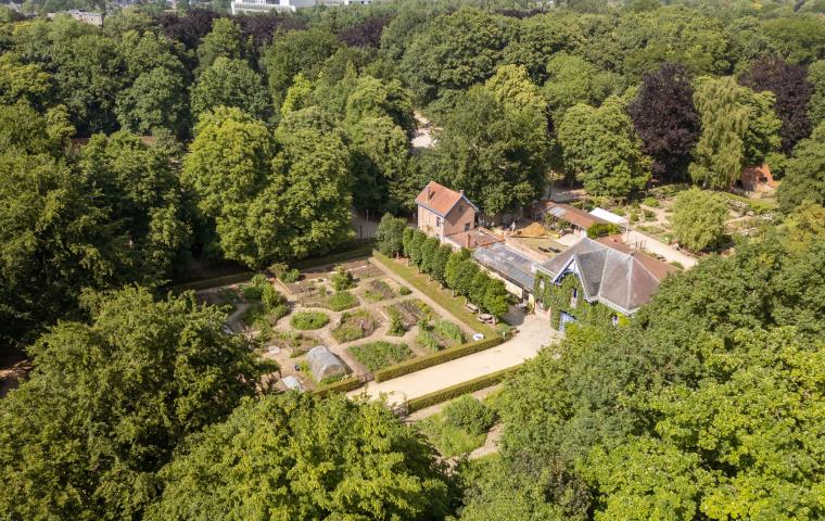 Overzichtsbeeld van het Tivolipark met de samentuin, de kinderboerderij en de bossen errond.