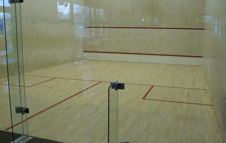 Een squashbox in sporthal De Plaon