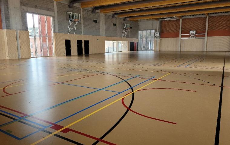 Grote sportzaal in school BimSem